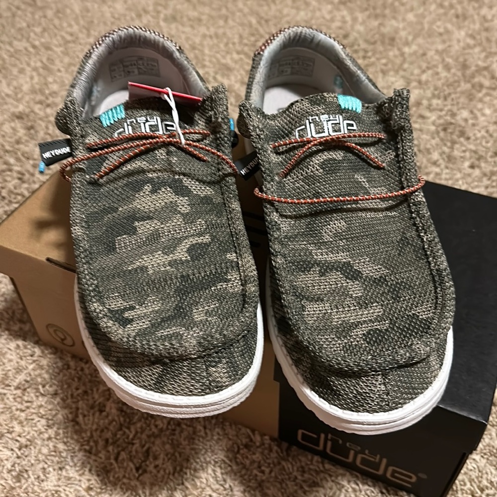 Men’s size 11 Hey Dude